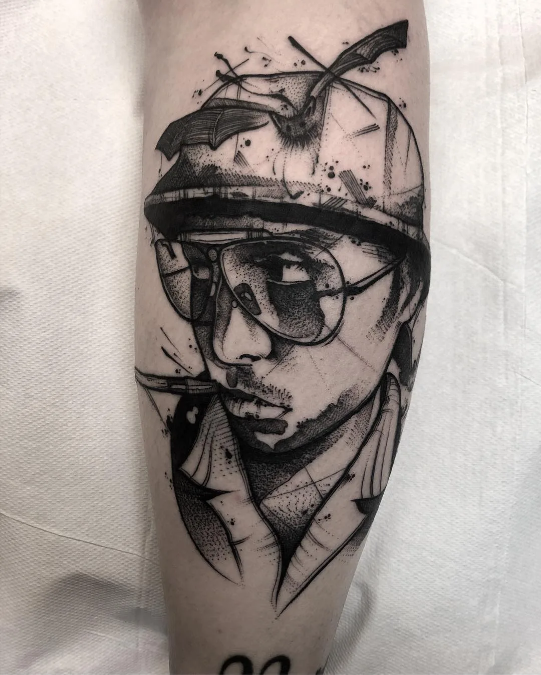 Artista di tatuaggi K&eacute;vin Plane, tatuaggio a schizzo nero | Francia