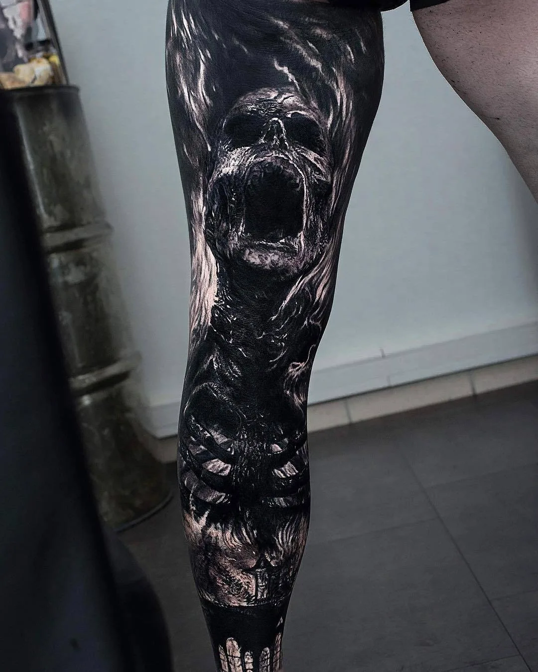Artista dei tatuaggi Sandry Riffard, tatuaggio horror realistico in nero e grigio | Francia