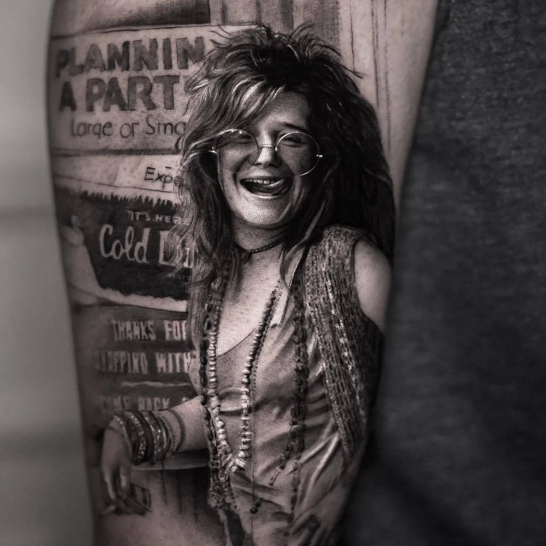 Artista de tattoo Inal Bersekov, Janis Joplin - retrato preto e cinza em tattoo de realismo
