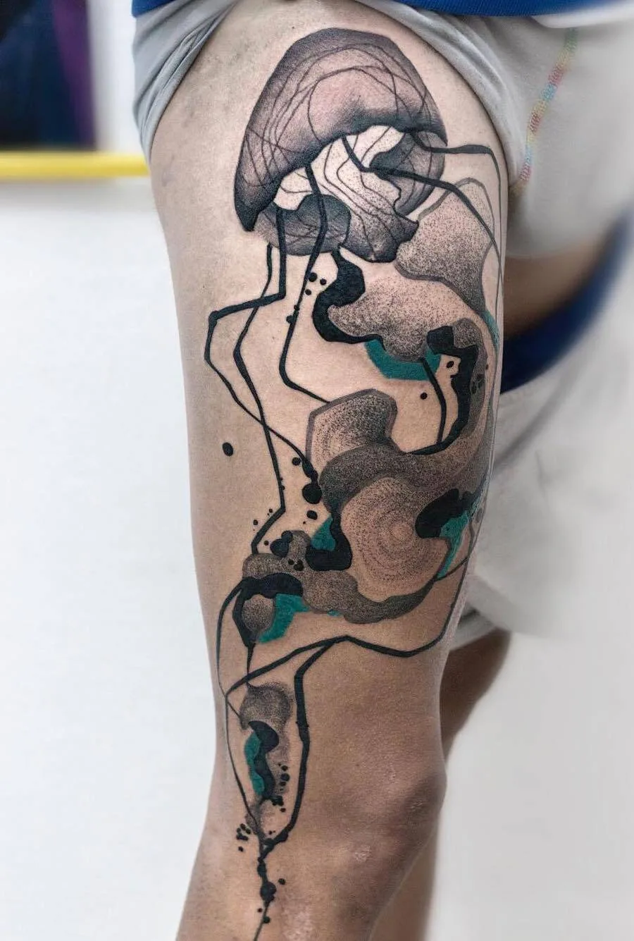 Tatuador Mike Kyrtatas, estilo de cor e esboço surrealista preto e branco de tatuagem | Reino Unido