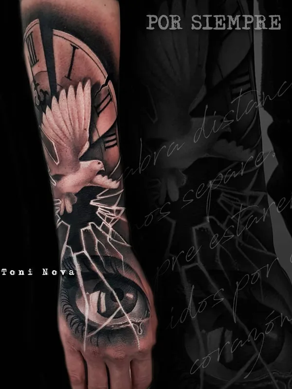 black and grey realism Tatuagem em back of hand #26986 | Tatuador Toni Nova