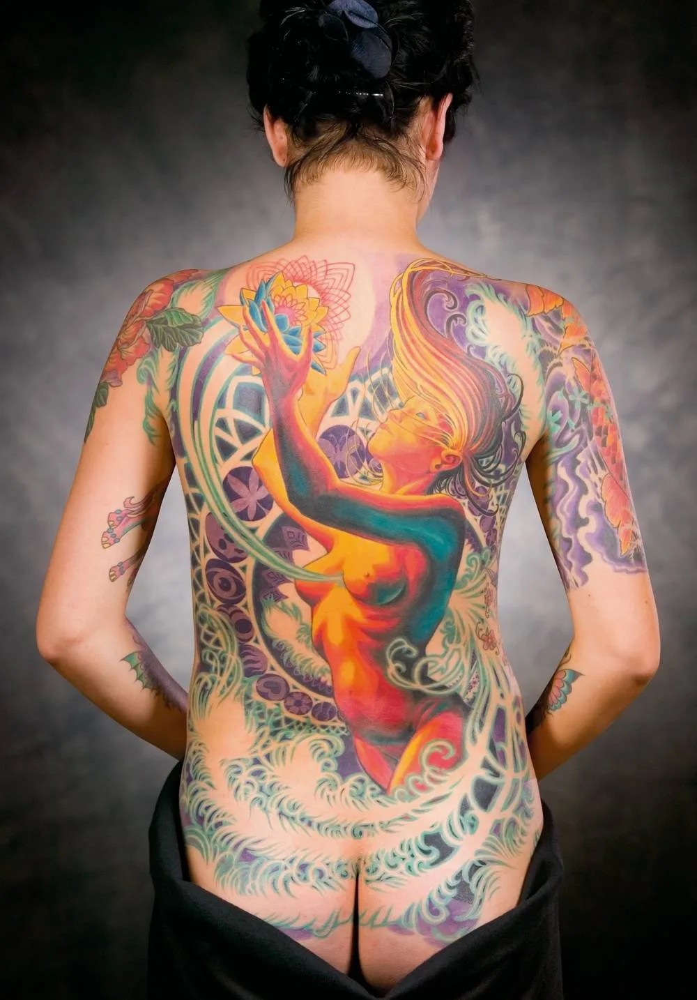 Artista de tatuagem Adrian Lee, cria tatuagens em cores grandes, nova escola e ornamental | EUA