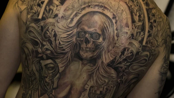 Чёрно-серая Skull, Floral tattoo на Спина (полная)