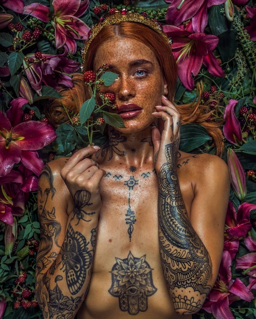 Татуированная модель Polly Ellens, девушка с тату, альтернативная фото моде...