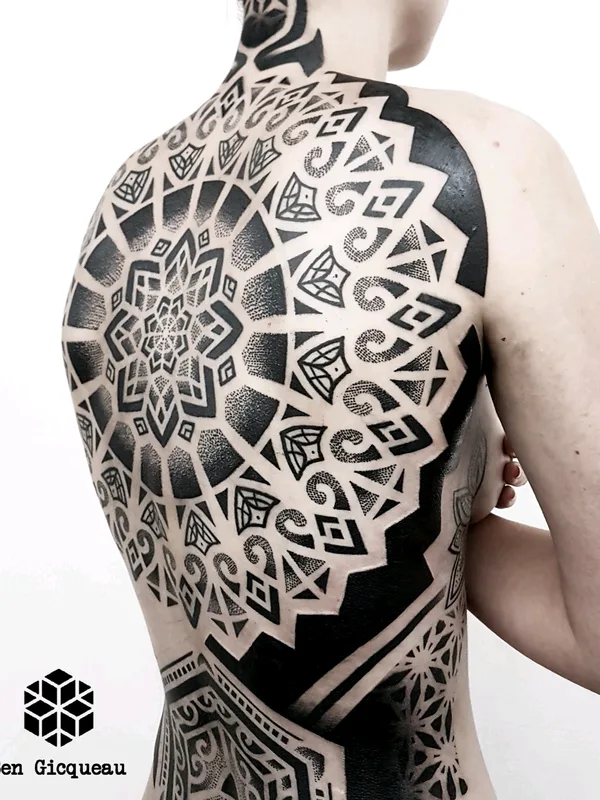 black blackwork 纹身 在 full back #33810 | 纹身师 Ben Gicqueau