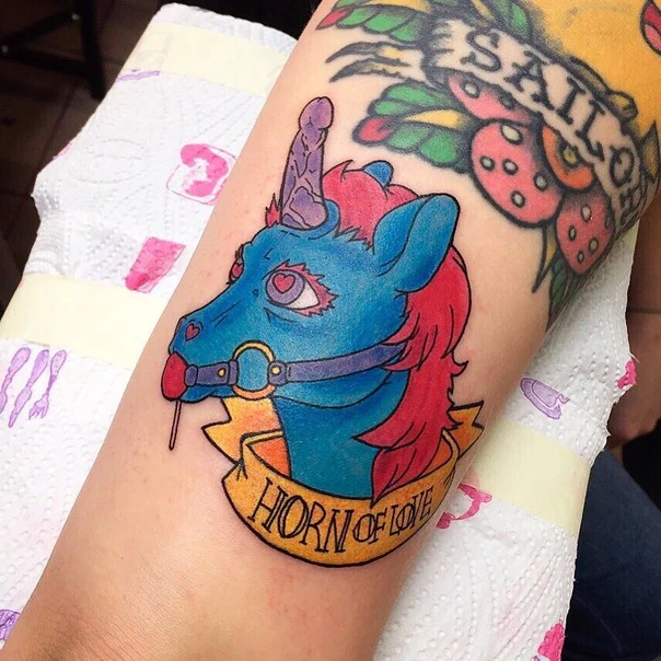 Нью-скул Unicorn, Text tattoo на Предплечье