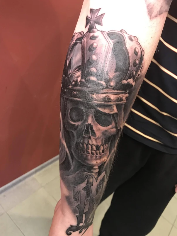Чёрно-серая Skull, Crown tattoo на Предплечье