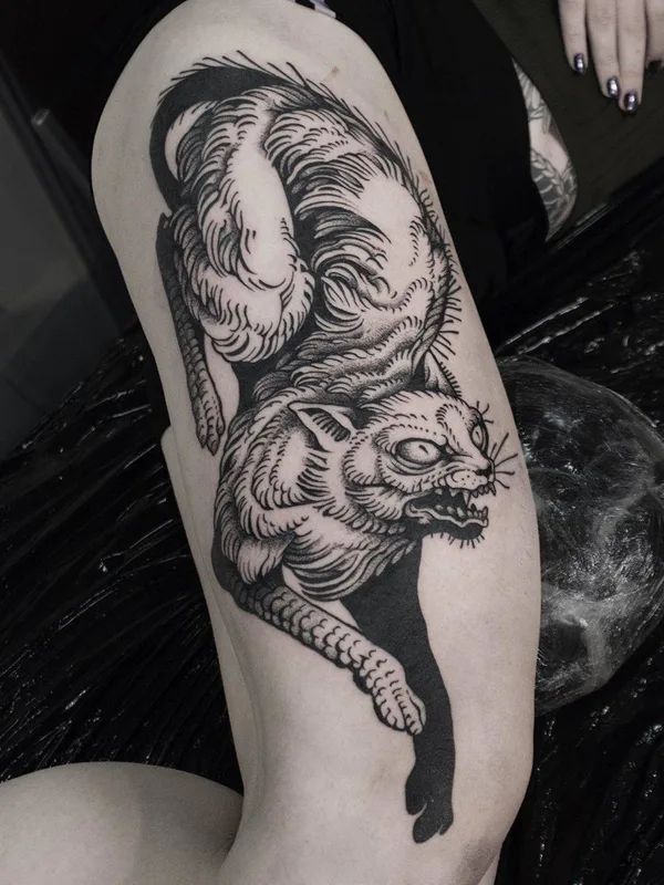 black blackwork 纹身 在 thigh #33899 | 纹身师 MISHLA