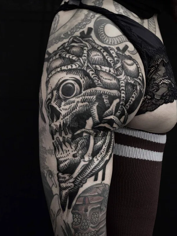 female black blackwork 纹身 在 thigh #33895 | 纹身师 MISHLA