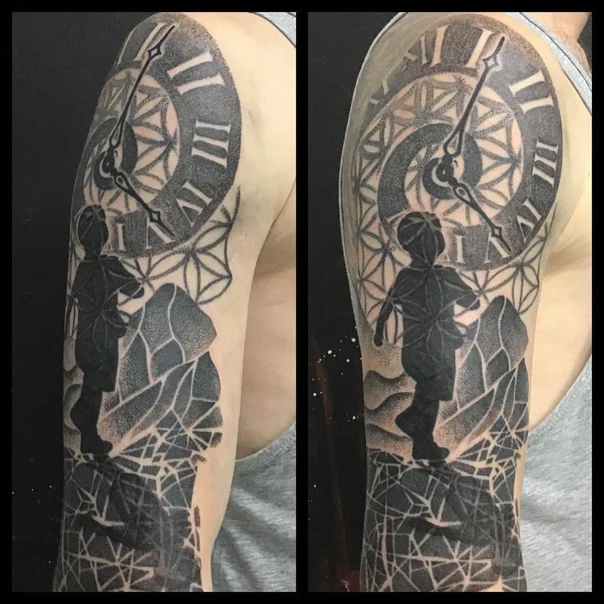 Блэкворк Clock, Figure tattoo на Плечо