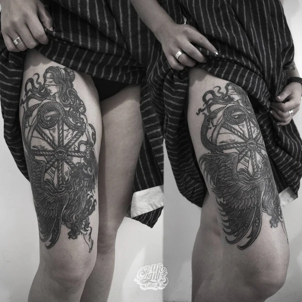 Блэкворк Wheel, Snake tattoo на Thigh