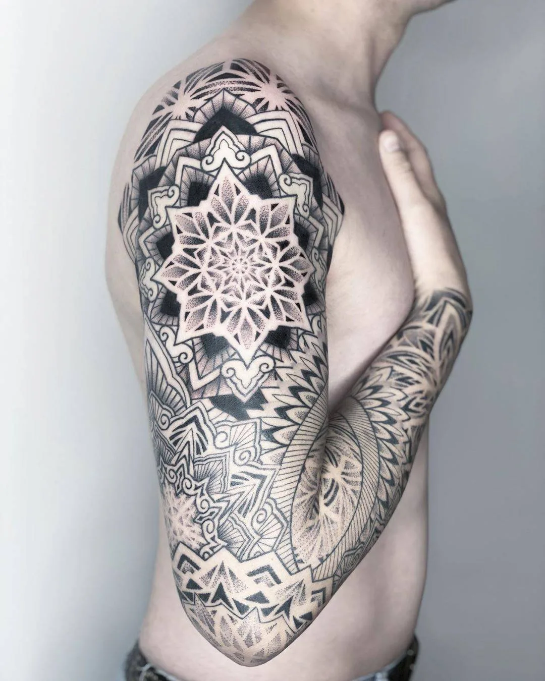 Tattoo artist R&eacute;my.B, black ornamental tattoo, Motion Tattoo | Marseille, France