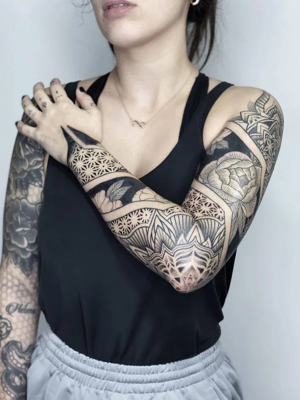 female black blackwork 纹身 在 full sleeve #34052 | 纹身师 Rémy.B