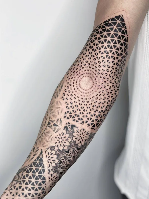 black and grey geometric 纹身 在 forearm #34055 | 纹身师 Rémy.B