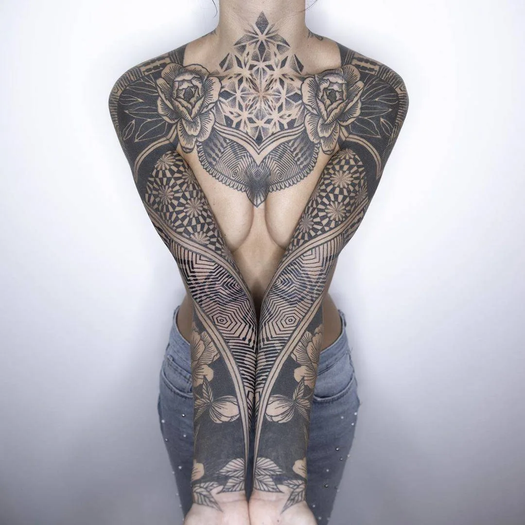 Tattoo artist R&eacute;my.B, black ornamental tattoo, Motion Tattoo | Marseille, France