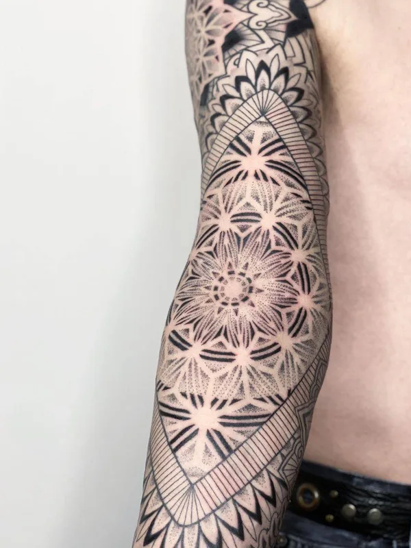male black geometric 纹身 在 forearm #34056 | 纹身师 Rémy.B