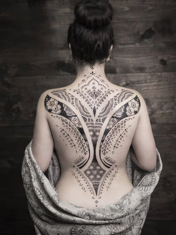 female black and grey ornamental 纹身 在 full back #34059 | 纹身师 Rémy.B