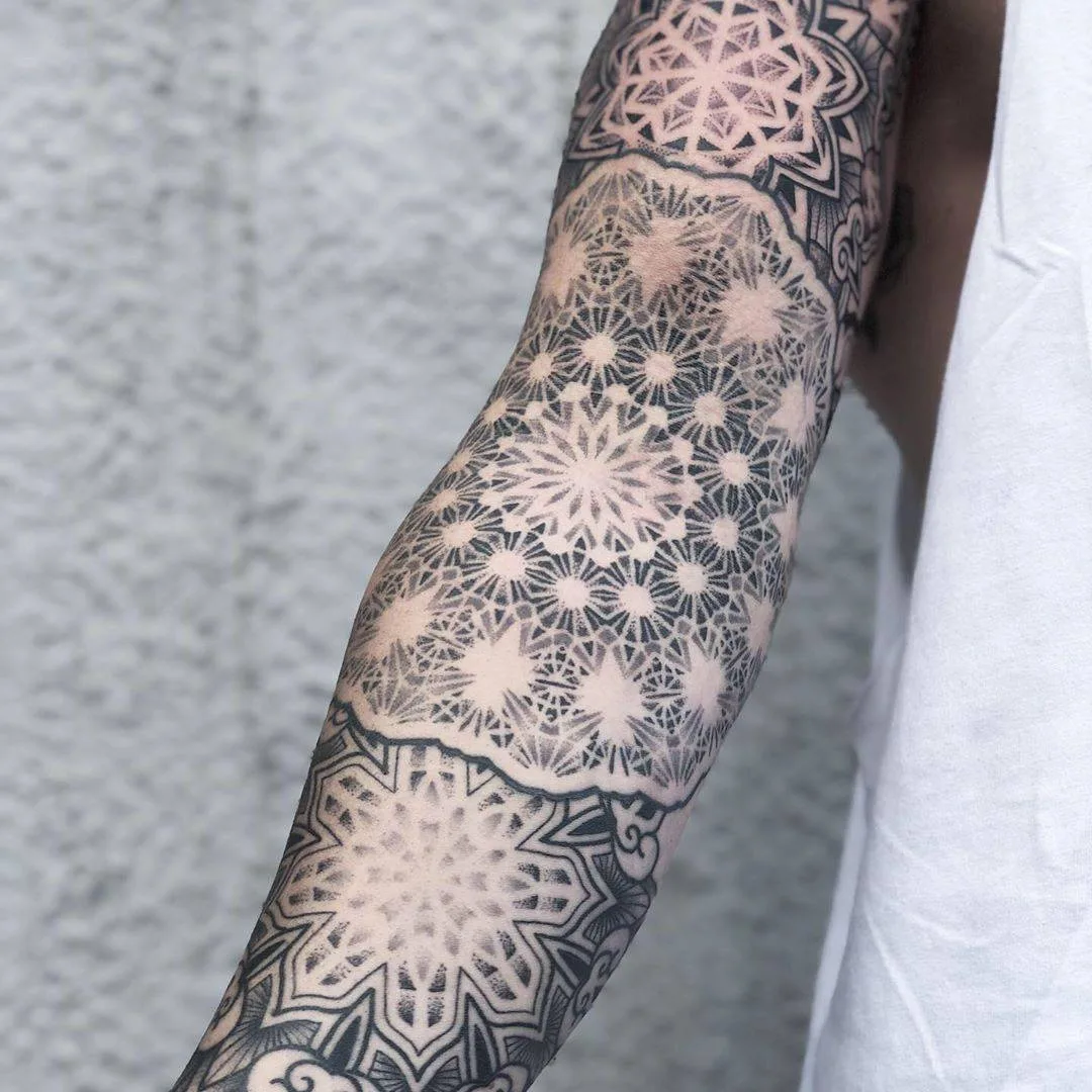 Tattoo artist R&eacute;my.B, black ornamental tattoo, Motion Tattoo | Marseille, France