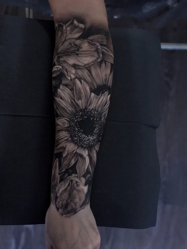 black and grey realism 纹身 在 forearm #38362 | 纹身师 Alexander Suvorov