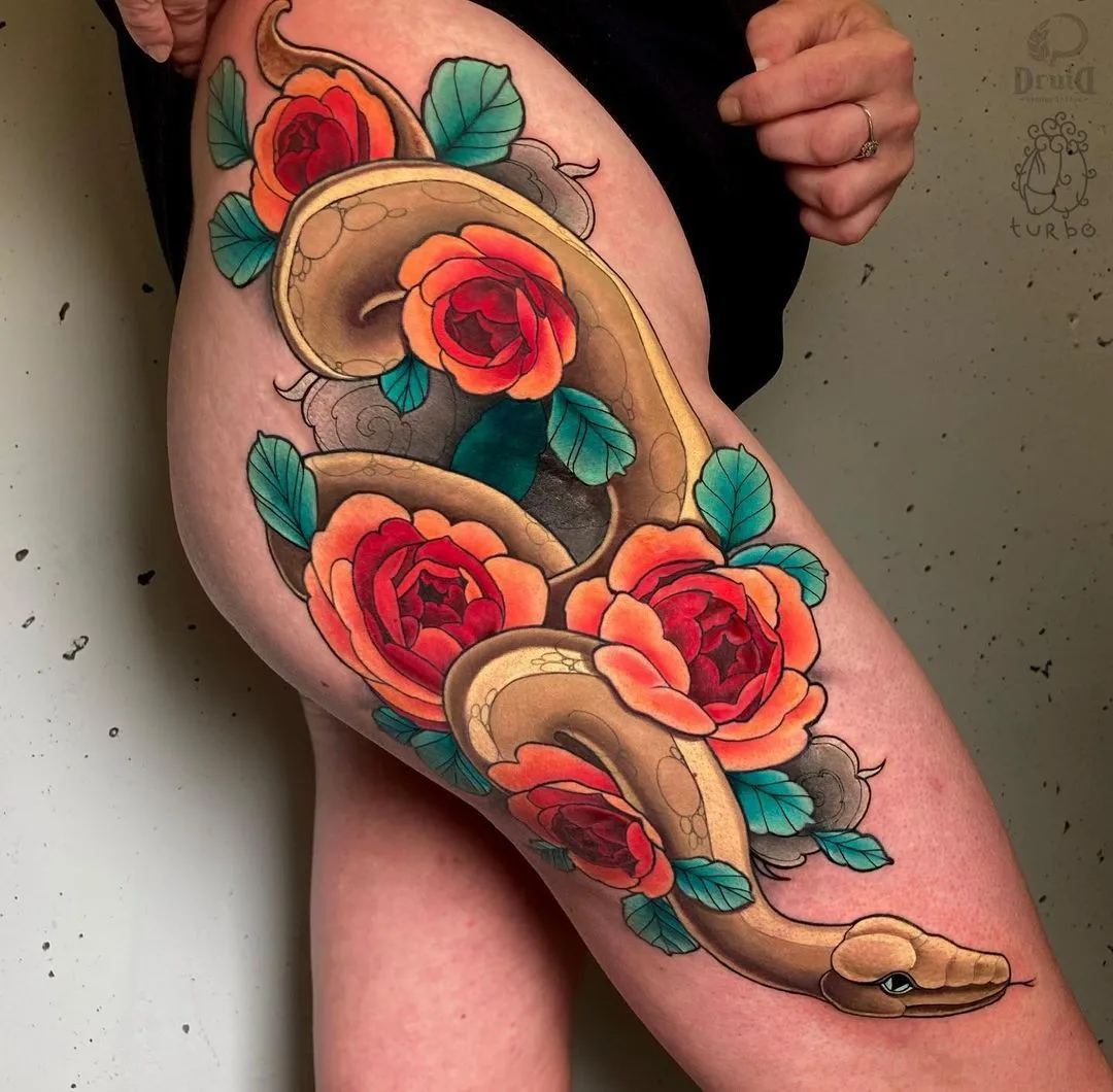 Tatouage néo-traditionnel représentant un serpent entrelacé avec des roses sur la cuisse.