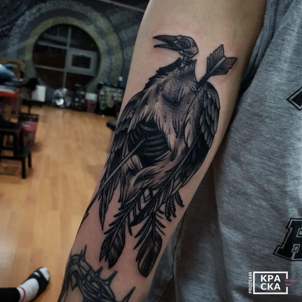 Блэкворк Bird, Arrow tattoo на Предплечье