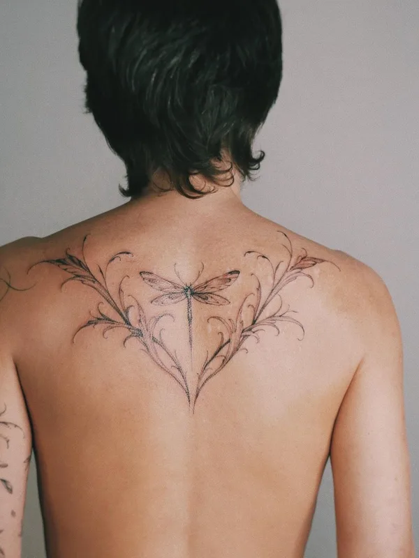 black and grey fineline tattoo auf upper back #44003 | Tätowierer Полина Тарасенко
