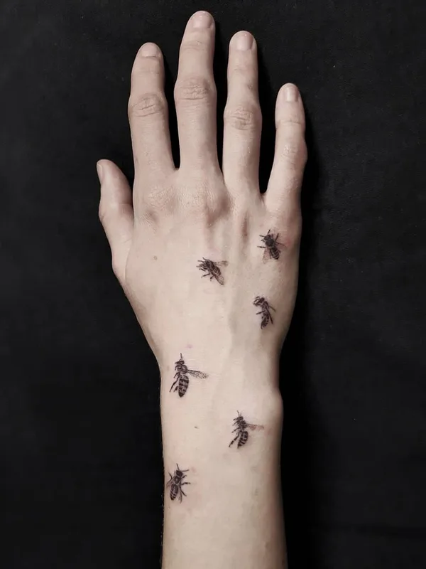 black and grey fineline татуировка на back of hand #44059 | Тату мастер Ангелина Дормидонтова
