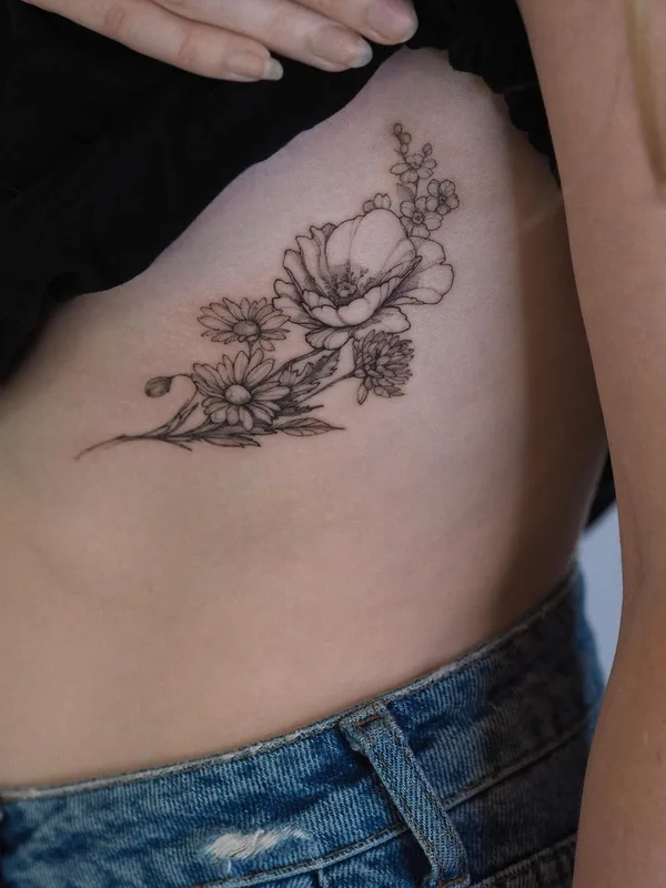female black and grey fineline tatuaje en side #44086 | Tatuador Полина Матвеева