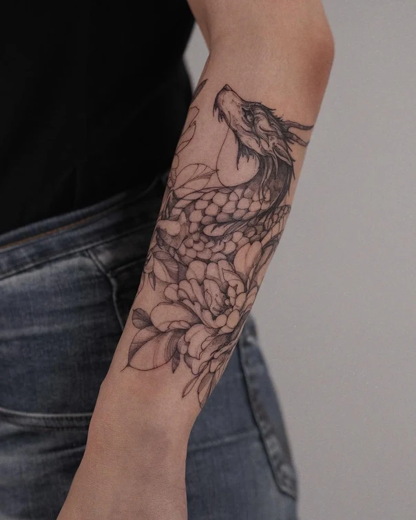 Лайнворк Dragon, Flower tattoo на Предплечье