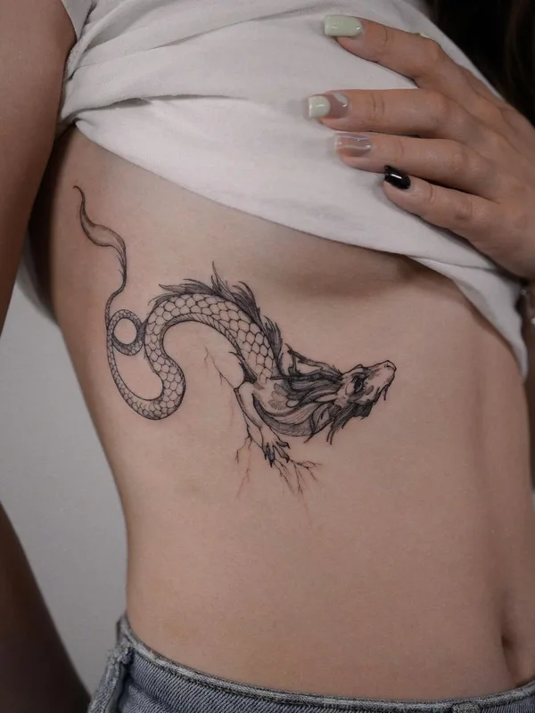 female black sketch tatuaje en ribcage #44094 | Tatuador Полина Матвеева