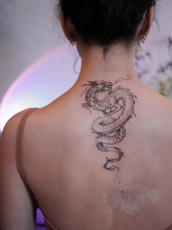 female black and grey linework tatuaje en back of neck #44093 | Tatuador Полина Матвеева