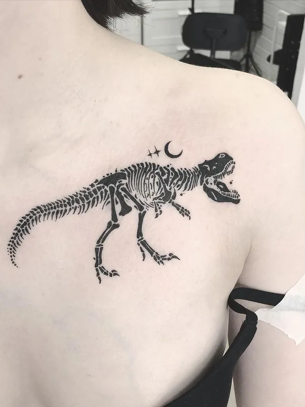 female black blackwork 纹身 在 shoulder #44153 | 纹身师 Филипп Болвинов