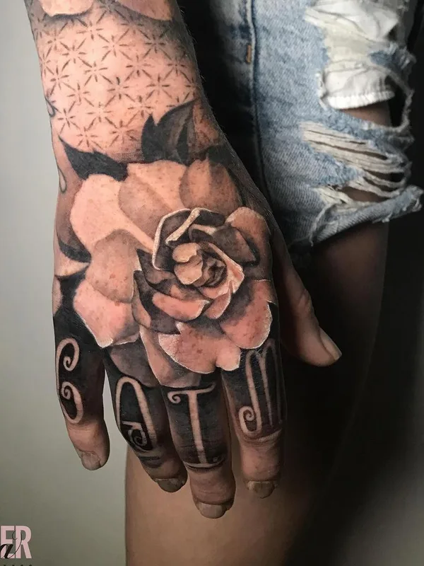 black and grey black and grey Tatuaggio su hand #44247 | Tatuatore Lisa Ammer