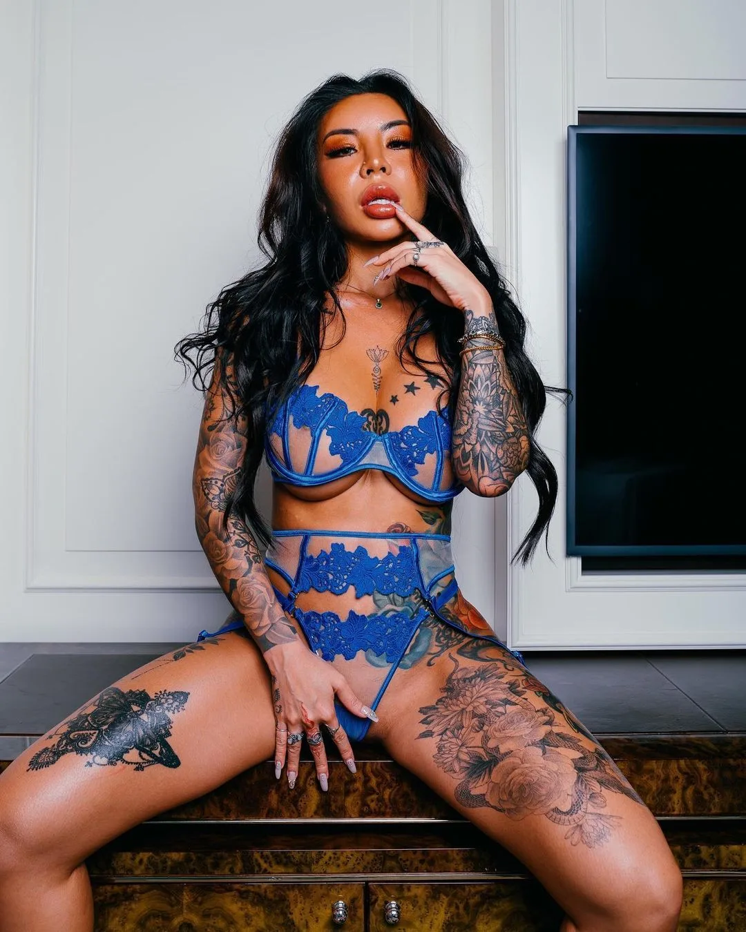 Modello sexy con tatuaggi