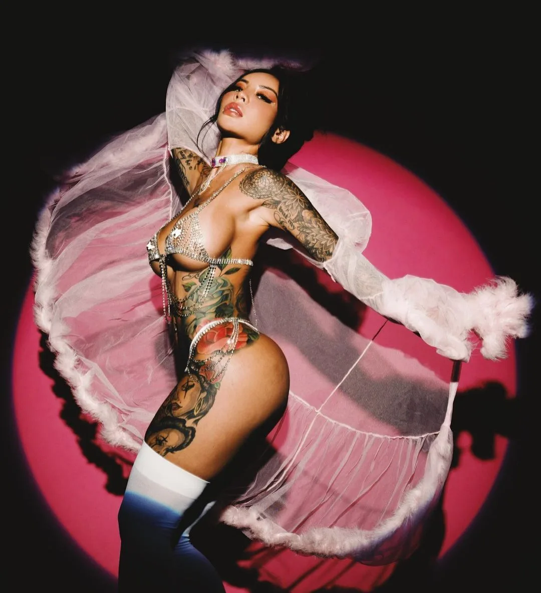 Bella ragazza asiatica con tatuaggi