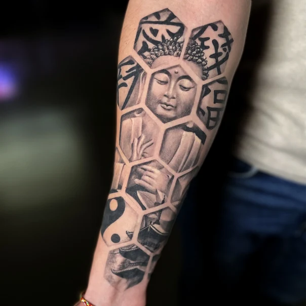 Чёрно-серая Buddha, Yin yang tattoo на Предплечье