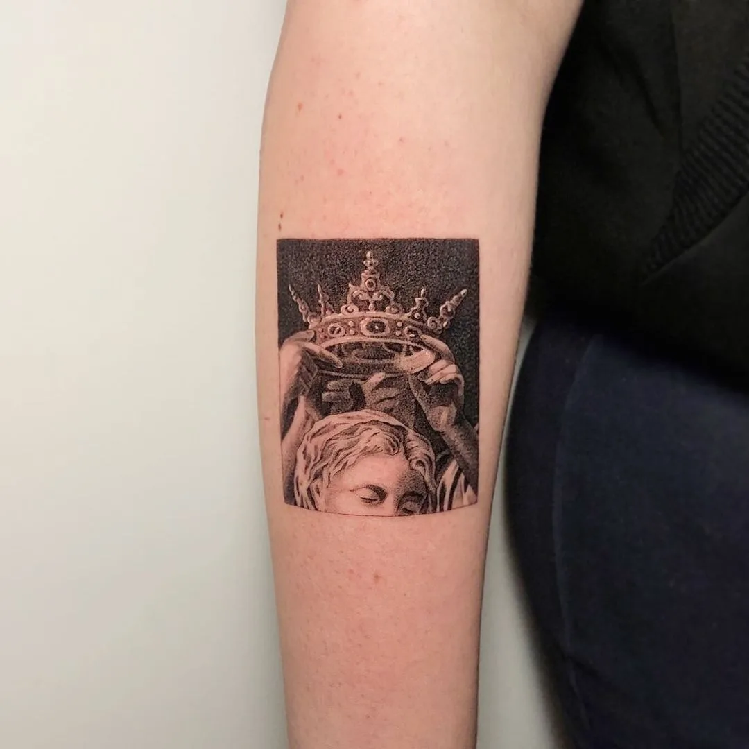 Tatuaggio in bianco e nero che raffigura una corona posata sulla testa di una persona, con shading dettagliato e elementi realistici.