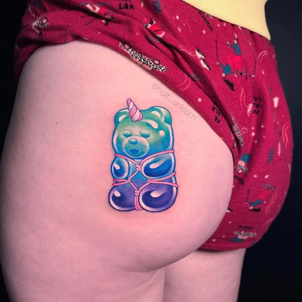 Иллюстративная Gummy bear, Unicorn tattoo на Бедро (верх)