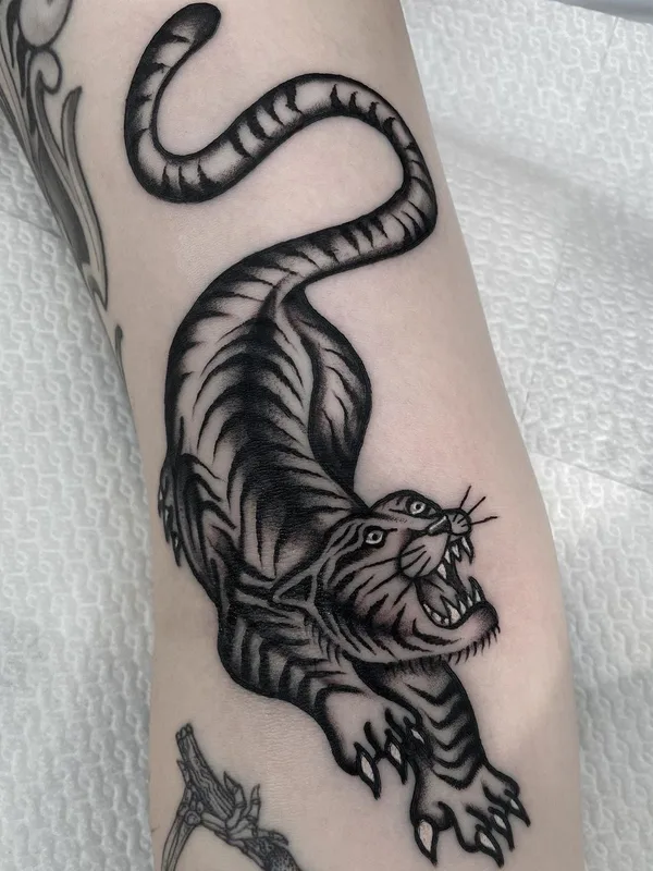 black and grey traditional Tatuaggio su forearm #44909 | Tatuatore KiMi VERA