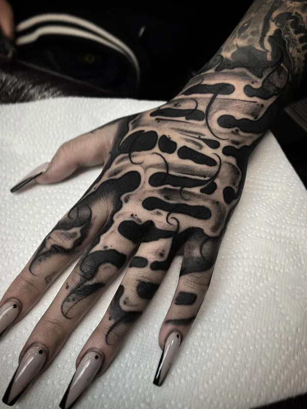 black blackwork 纹身 在 hand #44944 | 纹身师 Diego Garrafa