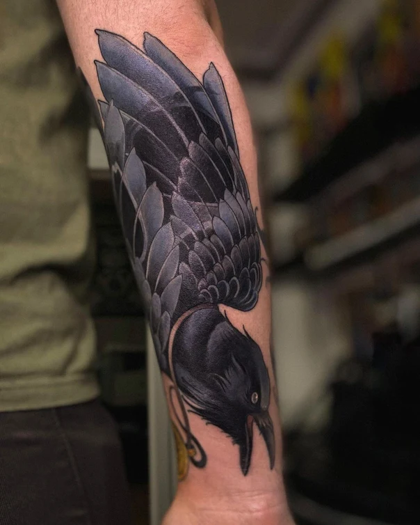 Чёрно-серая Crow, Bird tattoo на Предплечье