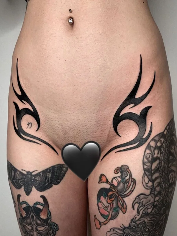 female black and grey tribal 纹身 在 thigh #45106 | 纹身师 Oliver’s Black Ink