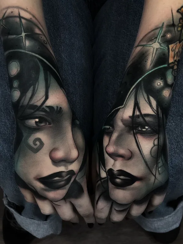female black and grey realism 纹身 在 hand #45307 | 纹身师 Oash Rodriguez