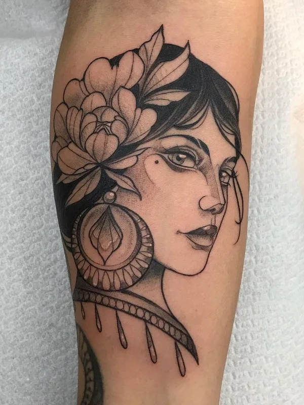 female black and grey blackwork Tatuaggio su forearm #45340 | Tatuatore Iris Jasperse