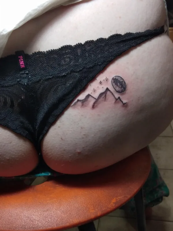 female black and grey linework tatuaje en hip #45345 | Tatuador Sudama Tattoos