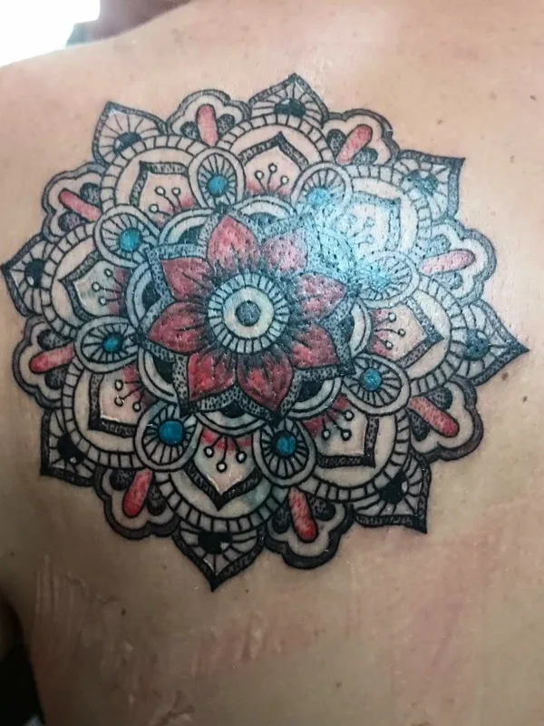 color mandala tatuaje en shoulder blade #45344 | Tatuador Sudama Tattoos