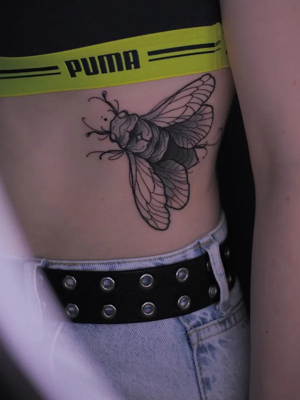 female black and grey blackwork Tatuagem em ribcage #45401 | Tatuador Mexica