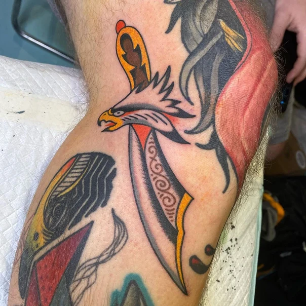 Традиционная Eagle, Dagger tattoo на Икра