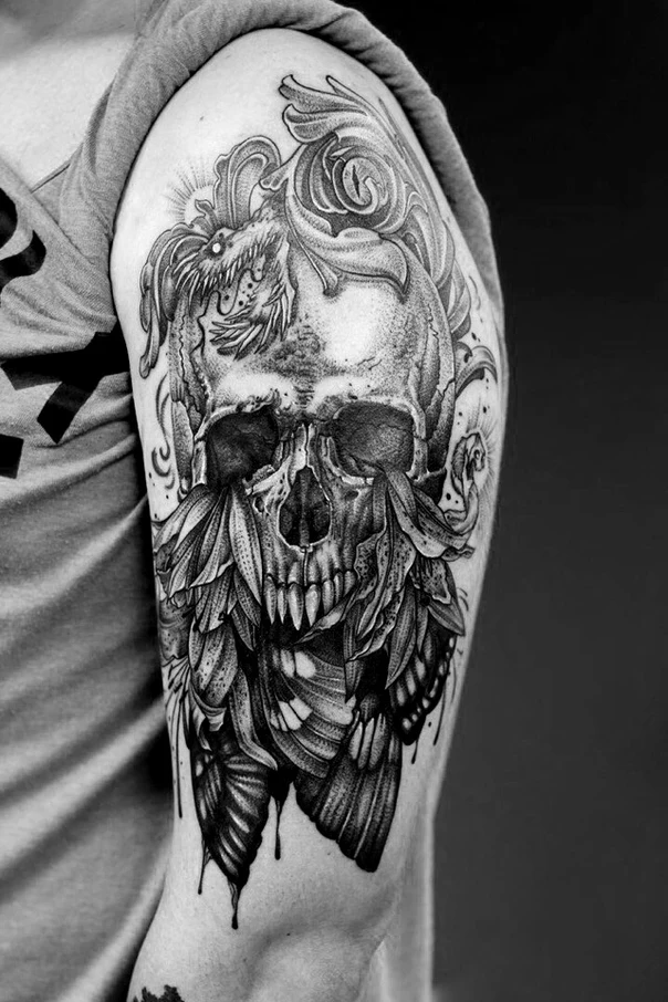 Чёрно-серая Skull, Dragon tattoo на Плечо
