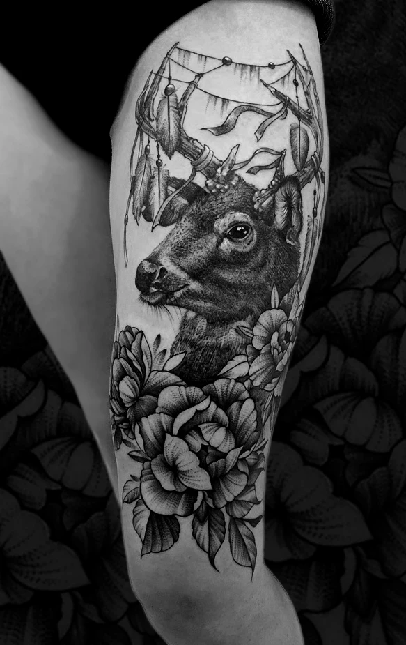 Чёрно-серая Deer, Flowers tattoo на Бедро